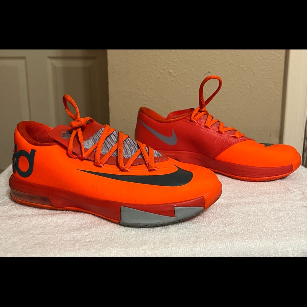 KD Nike, gently worn, comfortable, sneaker is men size 5.5,  fits women size 7.